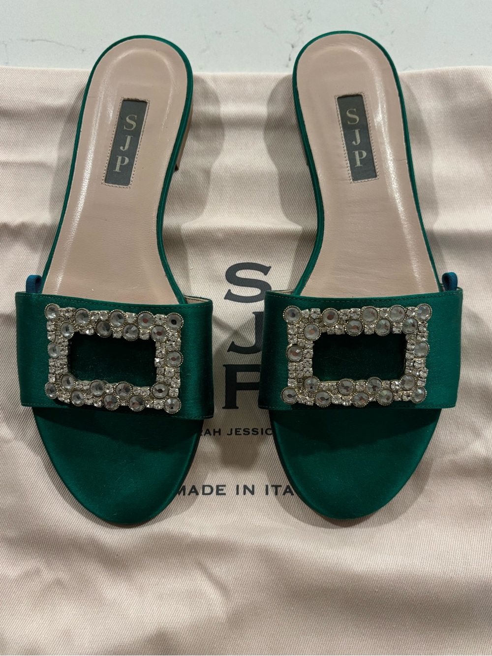 😍Sarah Jessica Parker “Grace” Emerald Crystal Buckle Slide Sandals Euro 37/7